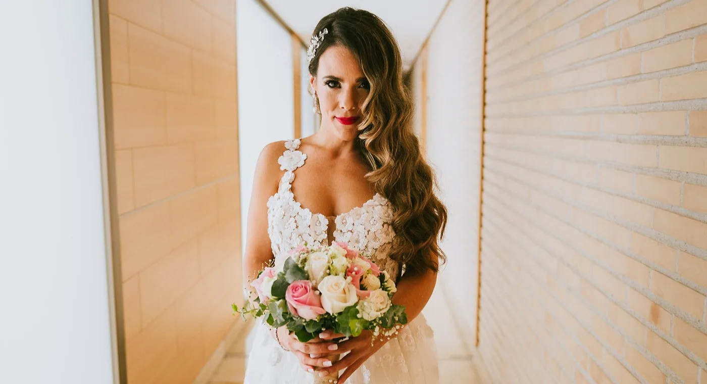 Novia preparándose junto a una profesional de EVOCA a domicilio